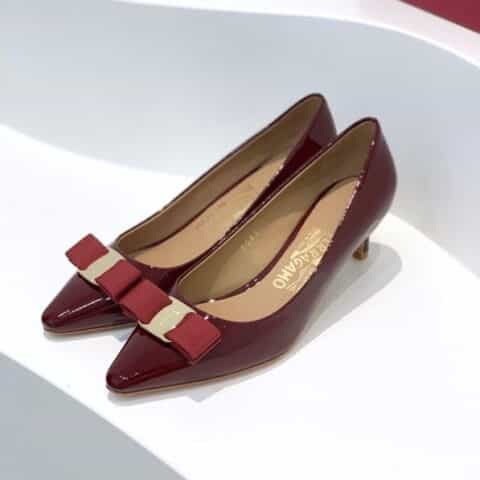 SF salvatore Ferraga*o  菲拉*慕 布扣尖头浅口漆皮单鞋