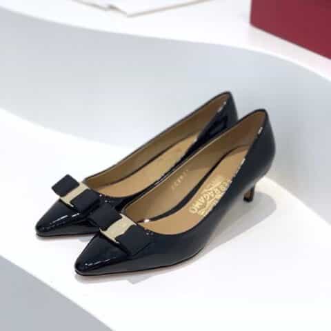 SF salvatore Ferraga*o  菲拉*慕 布扣尖头浅口漆皮单鞋