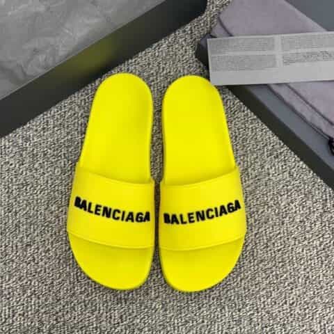 BALENCIAGA巴黎世家    采用字母印花橡胶情侣沙滩拖鞋