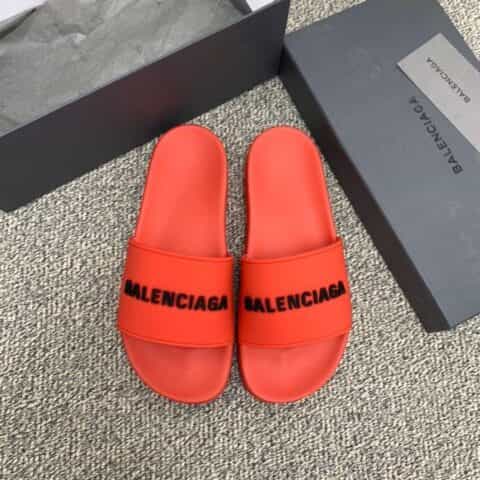 BALENCIAGA巴黎世家    采用字母印花橡胶情侣沙滩拖鞋