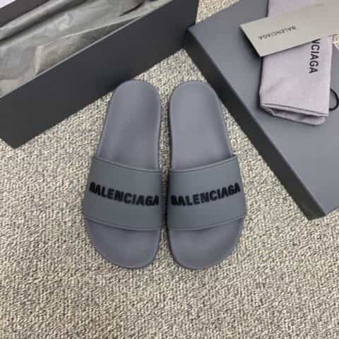 BALENCIAGA巴黎世家    采用字母印花橡胶情侣沙滩拖鞋
