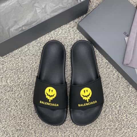 BALENCIAGA巴黎世家    采用字母印花橡胶情侣沙滩拖鞋