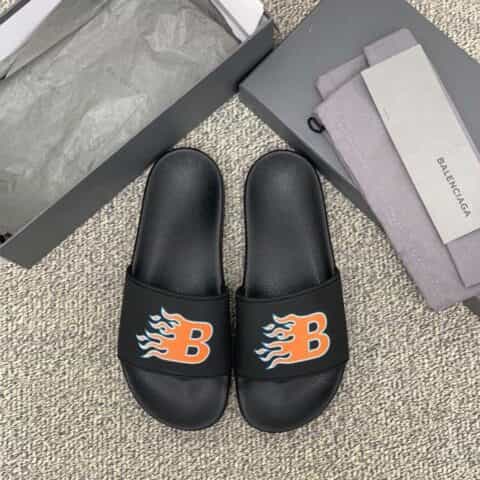 BALENCIAGA巴黎世家    采用字母印花橡胶情侣沙滩拖鞋