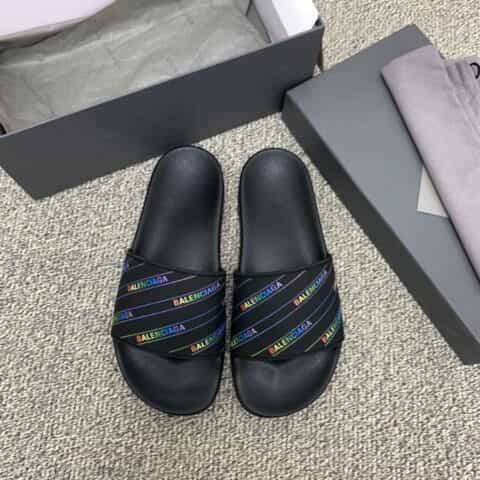 BALENCIAGA巴黎世家    采用字母印花橡胶情侣沙滩拖鞋