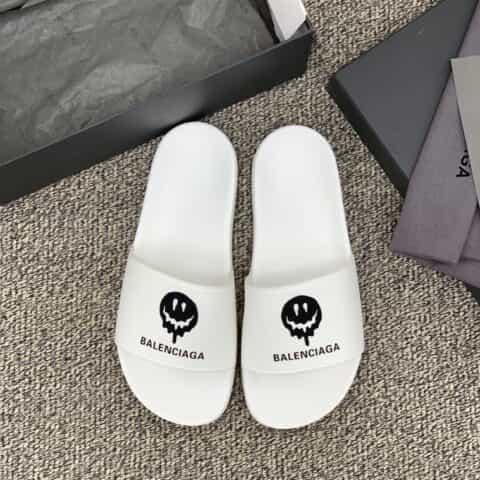 BALENCIAGA巴黎世家    采用字母印花橡胶情侣沙滩拖鞋