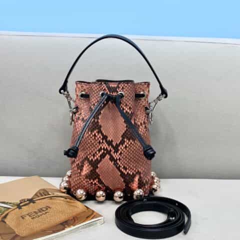 FENDI芬迪蛇皮迷你水桶包638