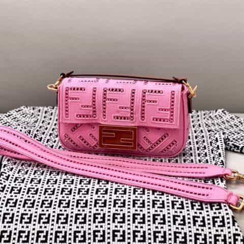 FENDI芬迪镂空窗元素baguette手袋8372AS