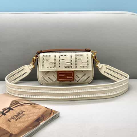 FENDI芬迪镂空窗元素baguette手袋8372AS