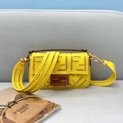 FENDI芬迪镂空窗元素baguette手袋8372AS