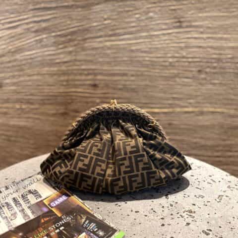 FENDI芬迪标志性FF图案SHELL手拿包8399