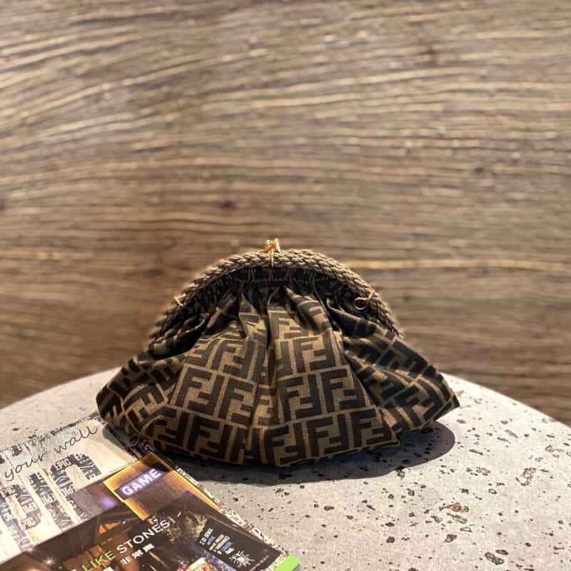 FENDI芬迪标志性FF图案SHELL手拿包8399