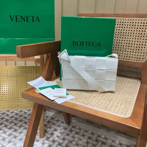 Bottega Veneta葆蝶家 Cassette油蜡皮编织五格长方包 667298白色