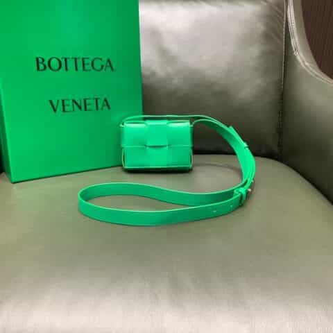Bottega Veneta Mini Cassette 小包 666688羊皮鹦鹉绿