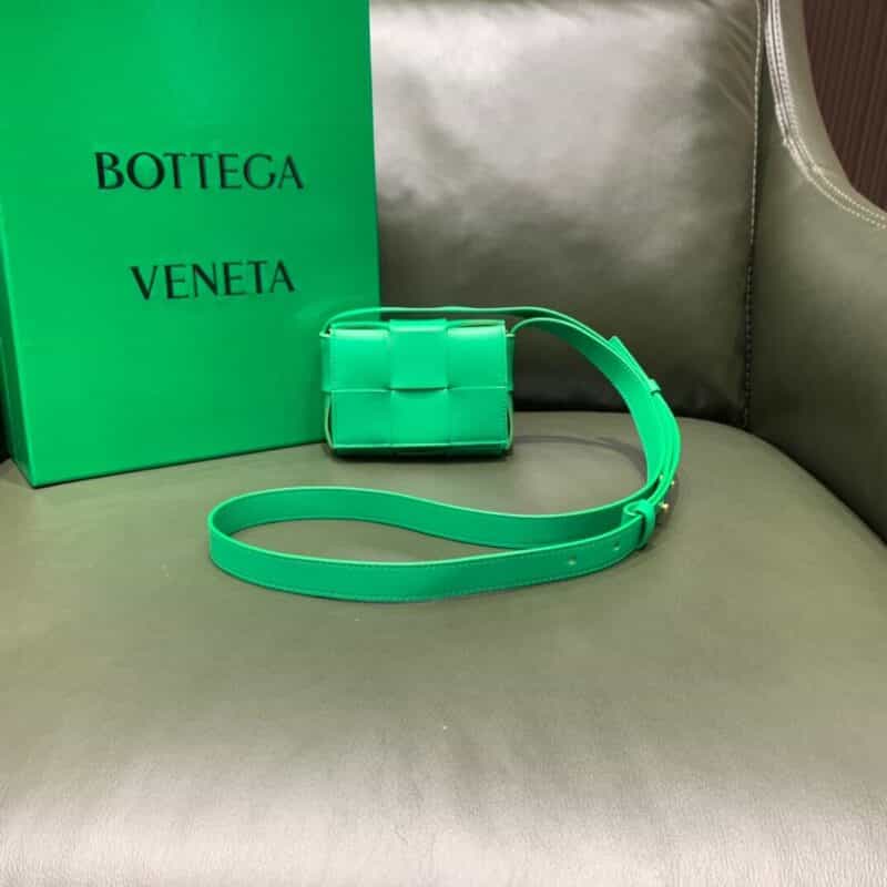 Bottega Veneta Mini Cassette 小包 666688羊皮鹦鹉绿