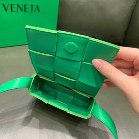 Bottega Veneta Mini Cassette 小包 666688羊皮鹦鹉绿