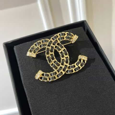 新款 CHANEL香奈儿双c黑皮绳胸针