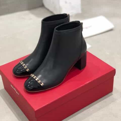 SF salvatore Ferraga*o  秋冬新品上新！菲拉*慕Gancini马蹄扣粗跟短靴
