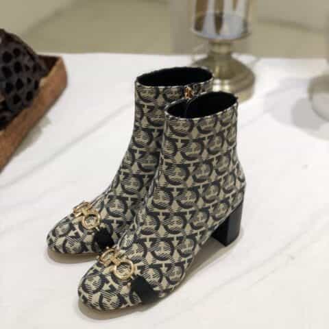 SF salvatore Ferraga*o  秋冬新品上新！菲拉*慕Gancini马蹄扣粗跟短靴