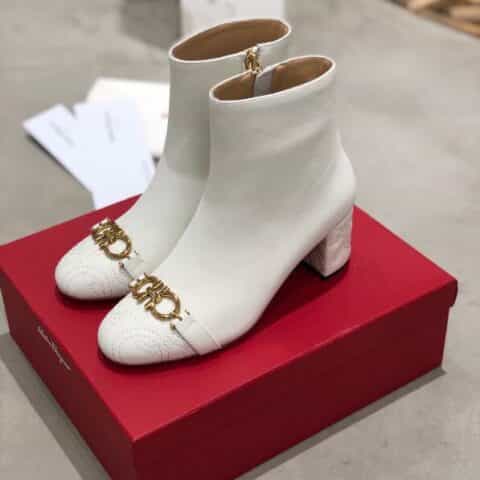 SF salvatore Ferraga*o  秋冬新品上新！菲拉*慕Gancini马蹄扣粗跟短靴