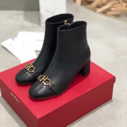 SF salvatore Ferraga*o  秋冬新品上新！菲拉*慕Gancini马蹄扣粗跟短靴