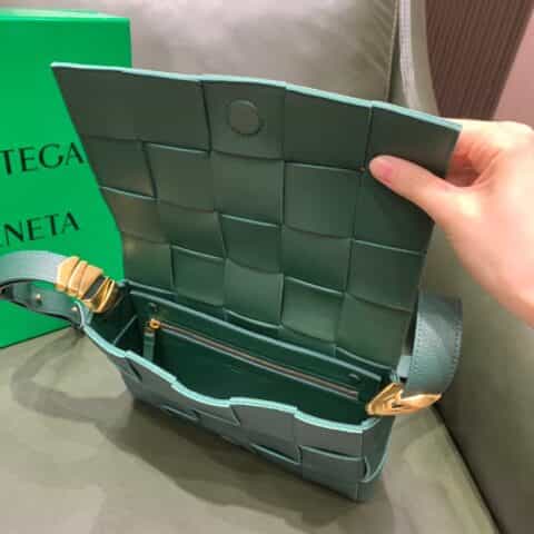 Bottega Veneta Cassette Bag 666870雨树绿 金属配饰款