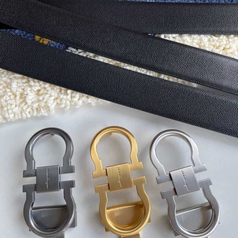 Ferragamo菲拉格慕  精致雾面金属扣搭配双面用头层牛皮鱼子酱纹理腰带