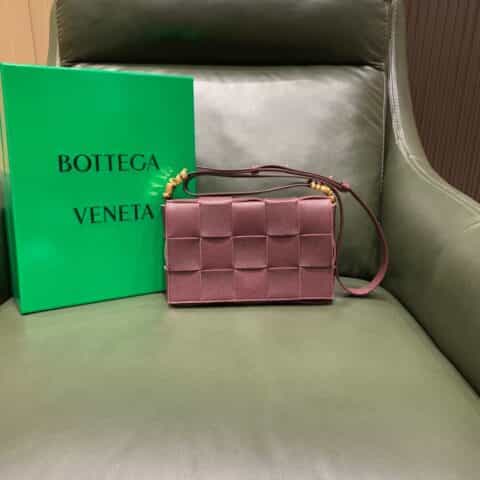 Bottega Veneta Cassette Bag 666870酒红 金属配饰款