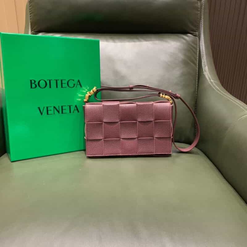 Bottega Veneta Cassette Bag 666870酒红 金属配饰款
