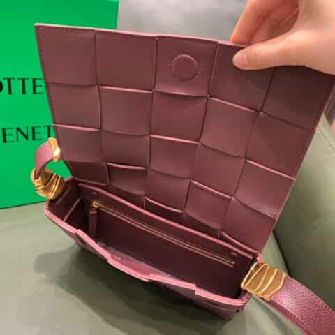 Bottega Veneta Cassette Bag 666870酒红 金属配饰款
