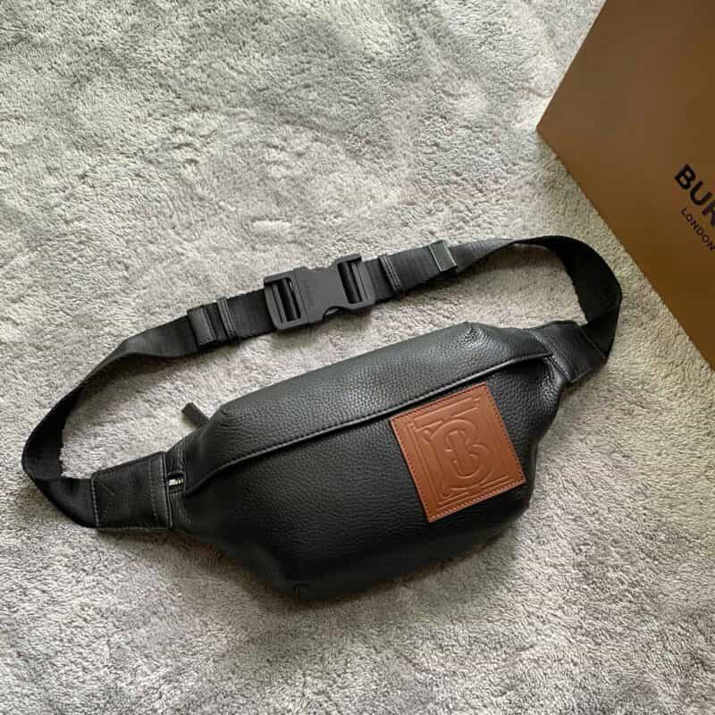 Burberry巴宝莉柔韧皮革材质品牌徽章压花腰包