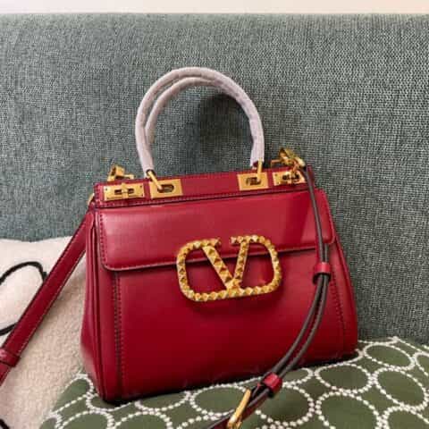 Valentino华伦天奴Garavani Rockstud Alcove 中号粒面小牛皮手袋3300