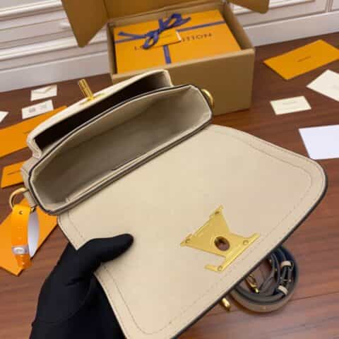 Louis Vuitton LV Lockme Tender Bag M58554杏色