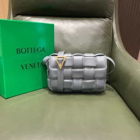 Bottega Veneta葆蝶家 Padded Cassette Bag 591970闪电灰