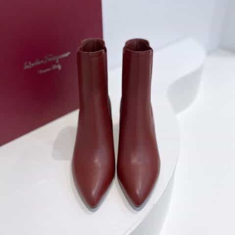 SF salvatore Ferraga*o菲拉格慕  走秀款尖头净面logo切尔西粗跟短靴
