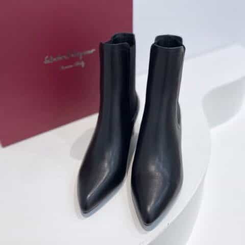 SF salvatore Ferraga*o菲拉格慕  走秀款尖头净面logo切尔西粗跟短靴