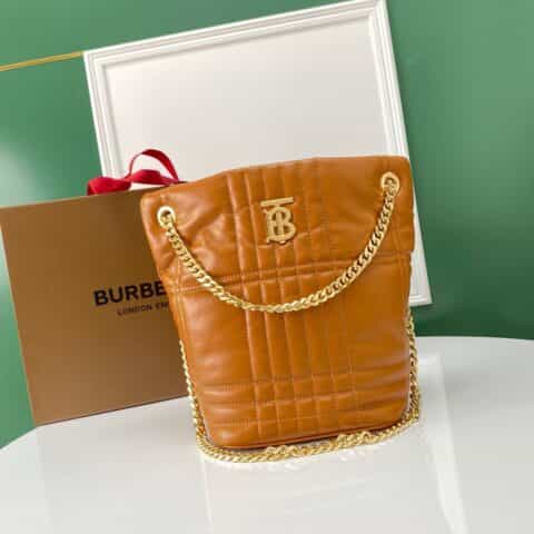 Burberry巴宝莉鞣制柔软羔羊皮绗缝款萝拉水桶包