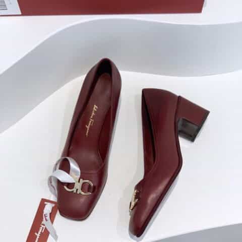 SF salvatore Ferraga*o   菲拉*慕经典Gancini扣方头粗跟高跟鞋