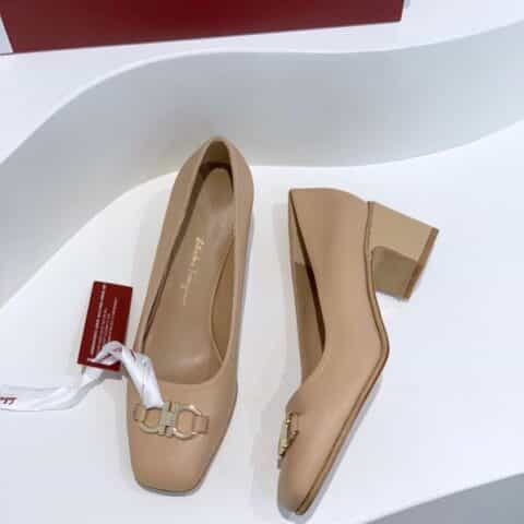 SF salvatore Ferraga*o   菲拉*慕经典Gancini扣方头粗跟高跟鞋