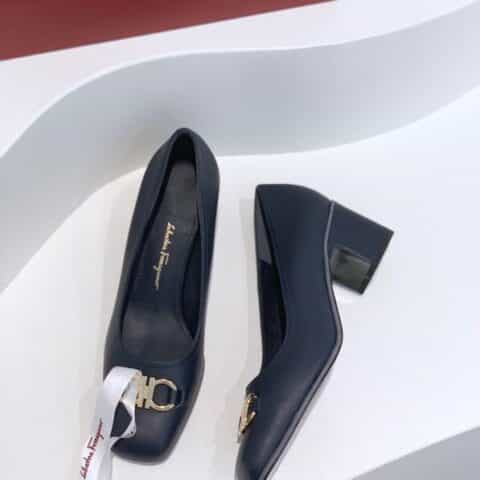 SF salvatore Ferraga*o   菲拉*慕经典Gancini扣方头粗跟高跟鞋