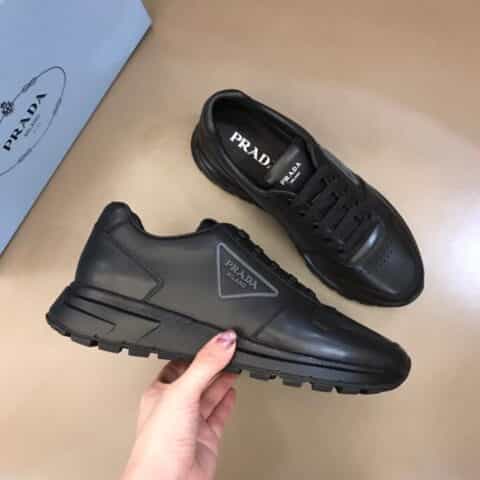 PRADA普拉达  进口头层小牛皮P 家奢品、男士运动系列