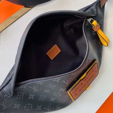 Louis Vuitton LV Discovery Bumbag M45220