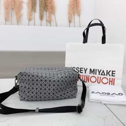 三宅一生IsseyMiyake专柜新款肩背马鞍包AG131
