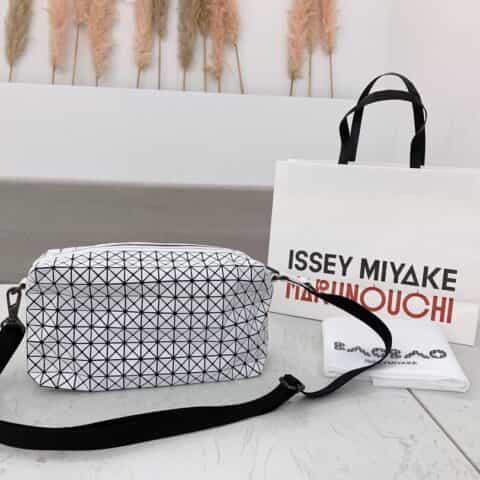 三宅一生IsseyMiyake专柜新款肩背马鞍包AG131