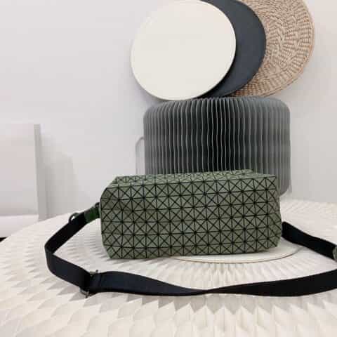 三宅一生IsseyMiyake专柜新款肩背马鞍包AG131