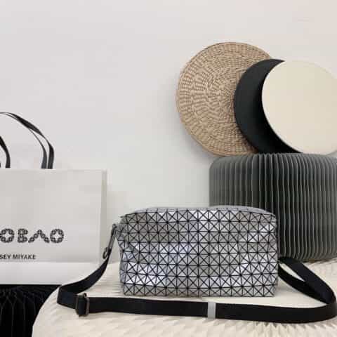 三宅一生IsseyMiyake专柜新款肩背马鞍包AG131