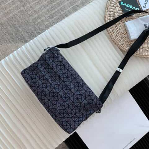 三宅一生IsseyMiyake专柜新款肩背马鞍包AG131