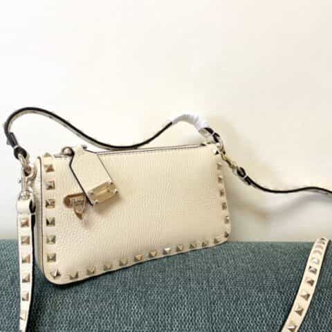 Valentino华伦天奴Garavani Rockstud 小号粒面小牛皮斜挎包5500