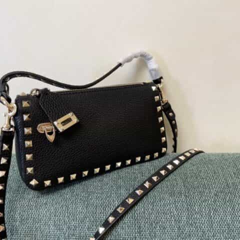 Valentino华伦天奴Garavani Rockstud 小号粒面小牛皮斜挎包5500