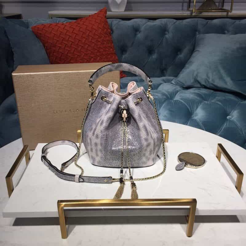 BVLGARI宝格丽粉晶色金属质感水蛇纹水桶包287436