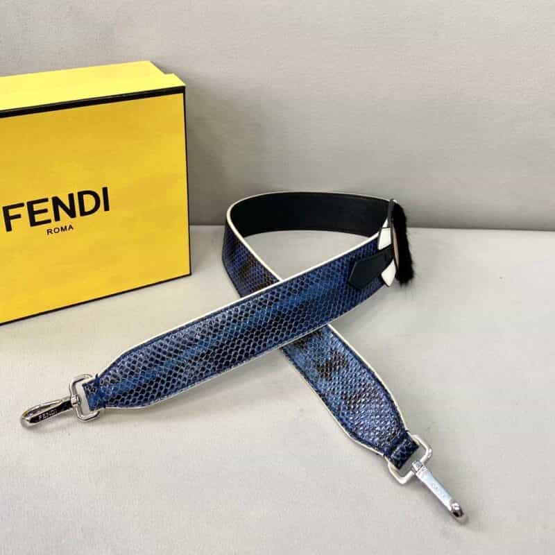 FENDI芬迪蛇皮公仔长肩带800A